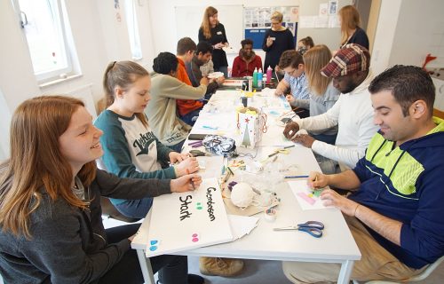 Projektwoche: Schüler malen mit Geflüchteten