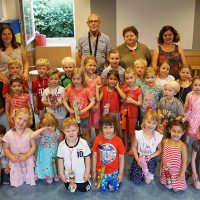 Kinder feiern das Glücklichsein