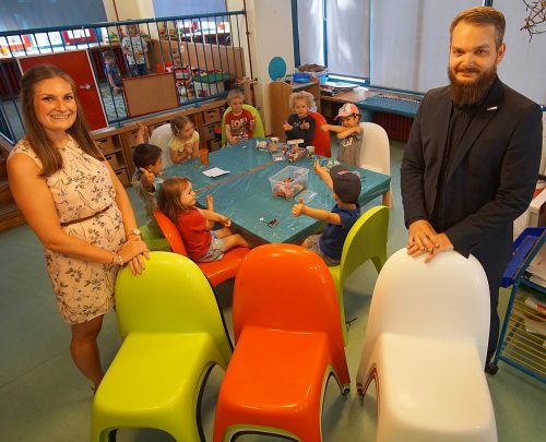 Neue, bunte Stühle für die AWO Kita Mäuseburg