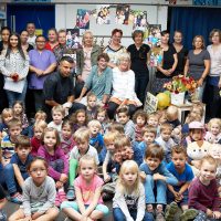 Kinder und Kollegen verabschieden sich singend