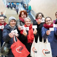 AWO verteilt  „Mut-Kekse“ am Hauptbahnhof
