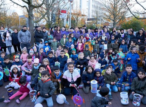 Großer Laternenumzug zur Stärkung des Wir-Gefühls
