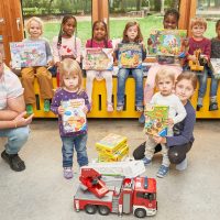 Kita-Kinder freuen sich über neues Spielesortiment