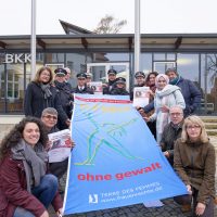 Flagge gehisst und Plakate verteilt