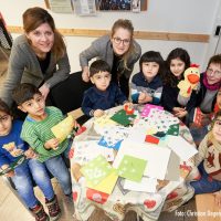 Kinder malen und basteln, Eltern tauschen sich aus