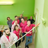 Telekom-Mitarbeitende streichen Raum der Kinderbetreuung