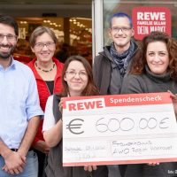 REWE-Mitarbeitende spenden 600 Euro an das AWO Frauenhaus