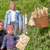 Wundertüten am Gartenzaun