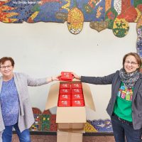 Erstklässler erhalten Brotdosen