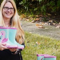 Fünf Paletten voll: Schuhfilialist Kienast hat 500 Gummistiefel für die AWO Kindertagesstätten gespendet