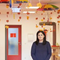 Die junge Krippen-Leiterin