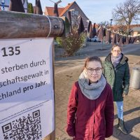 Wäscheleine mit Taschentüchern erinnert an Betroffene von häuslicher Gewalt