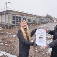 Plakate am Bauzaun werben für neue Kita