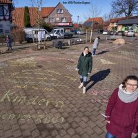 Zitate von überlasteten Frauen auf den Boden gemalt