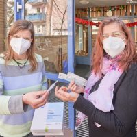 Mitarbeitende der AWO Kitas testen sich selbst auf Corona