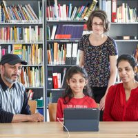 Teilnehmende Kinder des Diesterweg-Stipendiums erhalten Tablets