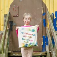 Kinder erhalten Beutel mit Spielen