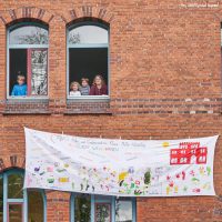 Bemaltes Bettlaken wirbt für Vielfalt