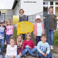 Kinder bringen Schilder mit ihren Rechten an