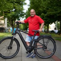 Erste Mitarbeitende freuen sich über ihr neues Rad