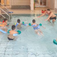 Roma-Kinder lernen schwimmen