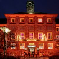 Lehrter Rathaus leuchtet orange