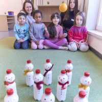 Kinder kegeln Schneemänner