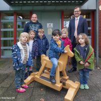 Ein Schaukelpferd zieht um