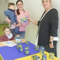 Kinder basteln Friedenslichter für die Ukraine