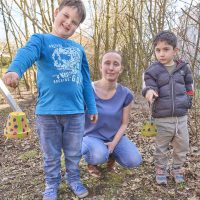 Kinder bauen „Insektenhotels“