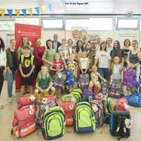 Schulranzen an Kinder aus der Ukraine übergeben