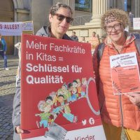 Kita-Fachkräfte protestieren vor dem Landtag