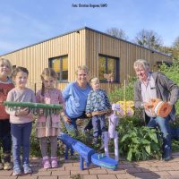 Kinder fertigen Dinos und Löwen aus Holz