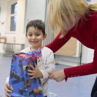 Kinder von EU-Zuwander*innen beschenkt