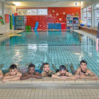 Geflüchtete lernen schwimmen