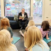 Minister Grant Hendrik Tonne liest in der AWO Kita Sylter Weg