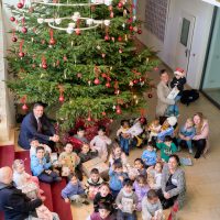 Niedersachsens Ministerpräsident Olaf Lies (SPD) Überreicht Geschenke